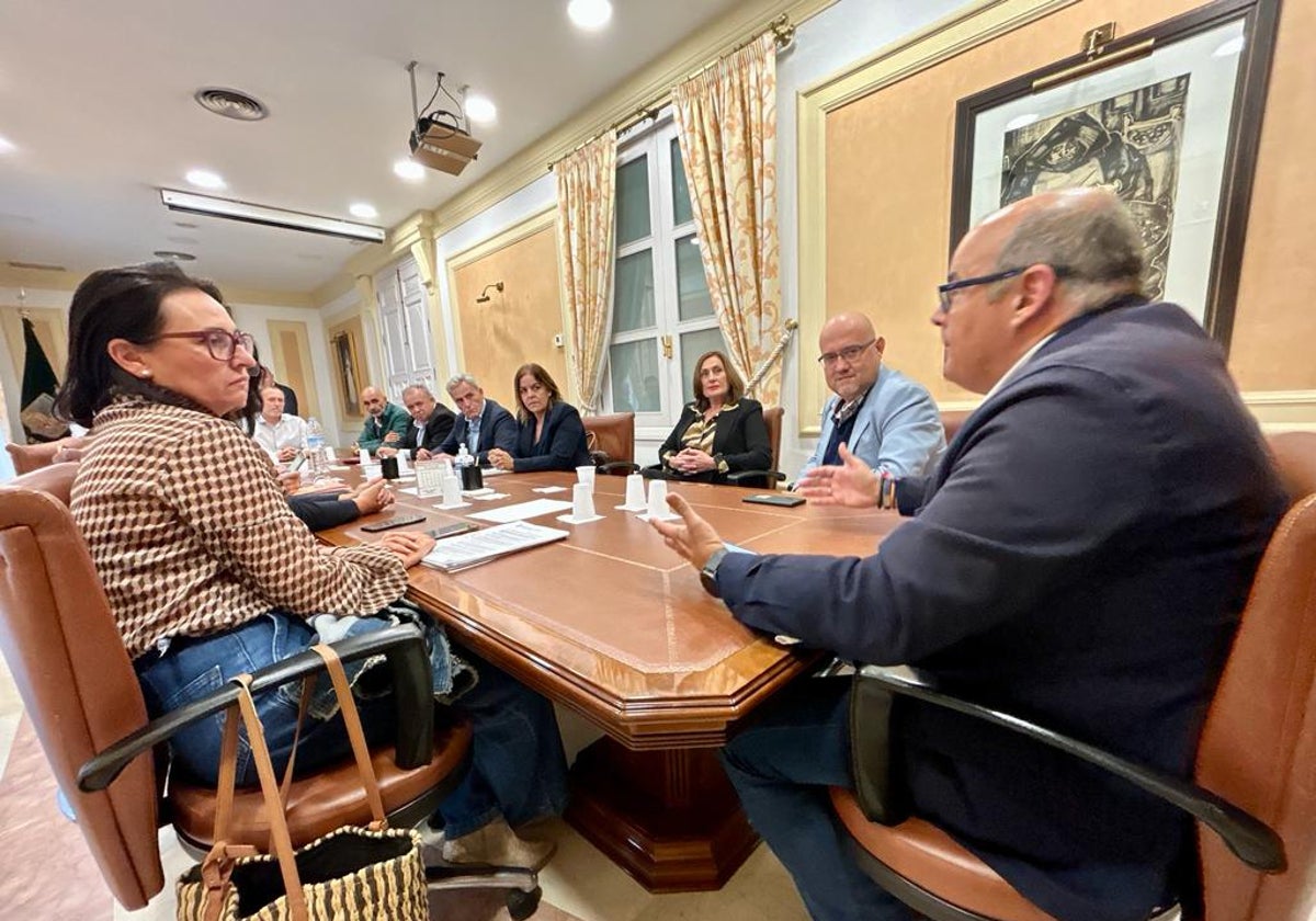 Integrantes del equipo de gobierno bipartito veleño, de PP y GIPMTM, en el Ayuntamiento.