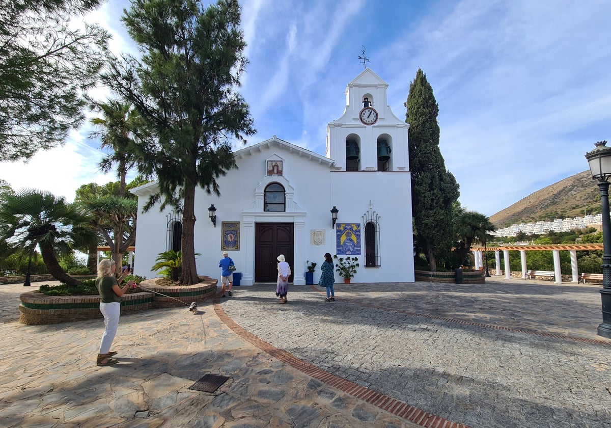 Vista de la iglesia de Santo Domingo de Guzmán, en Benalmádena pueblo.