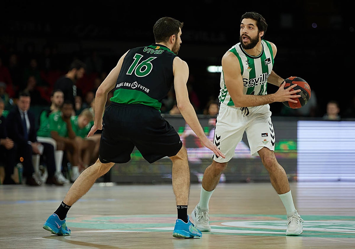 Pozas ante Vives, en un reciente duelo ente el Betis y el Joventut.