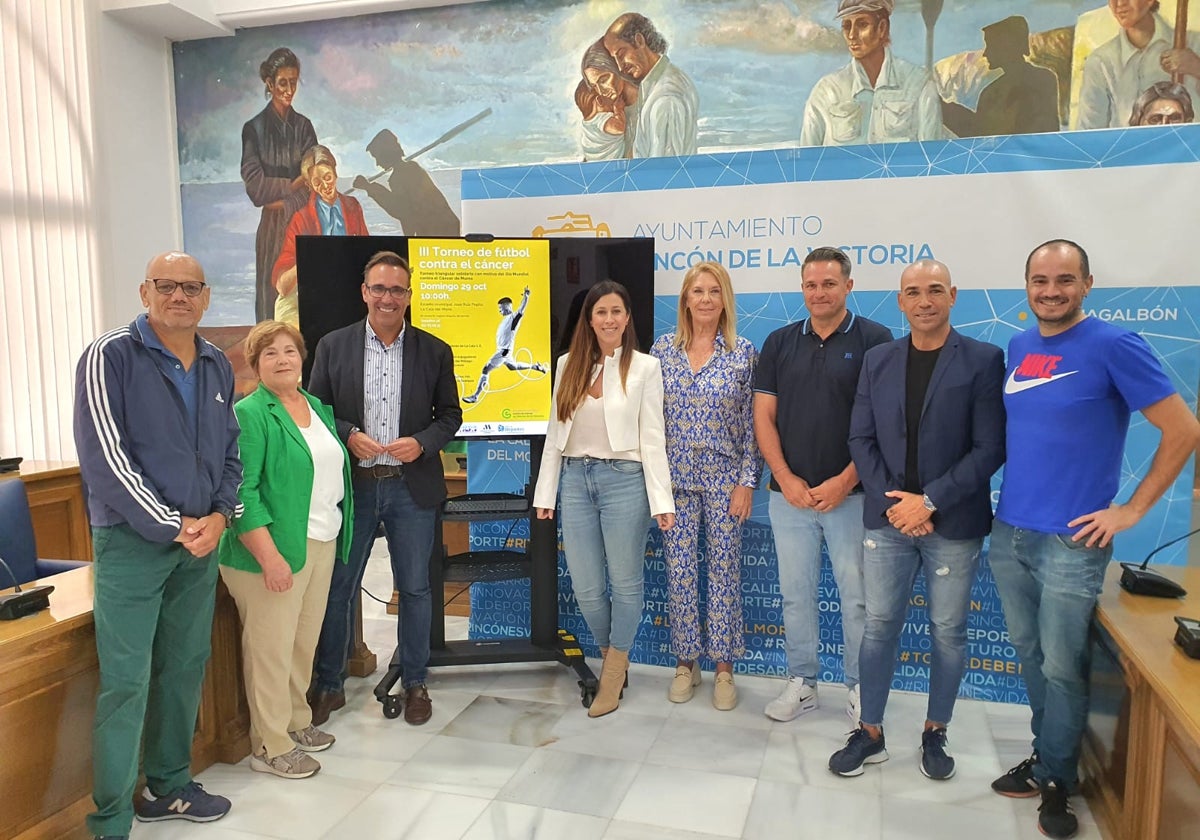 Acto de presentación de la iniciativa solidaria en el salón de plenos del Ayuntamiento rinconero.