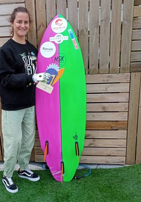 Sarah Almagro, sonriente con su trofeo de ganadora.