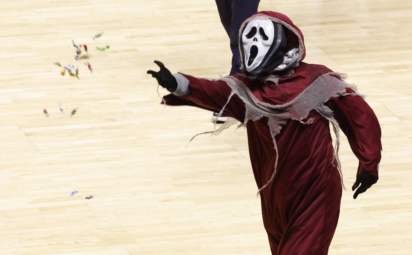 Al finalizar el encuentro, los jugadores del Unicaja salieron disfrazados por Halloween para repartir caramelos entre el público