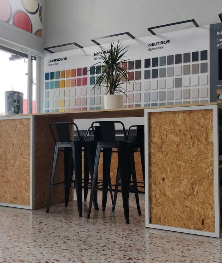 Imagen secundaria 2 - El exterior y el interior de la nueva tienda de Pinturas Mata e Hijos en Alhaurín de la Torre.