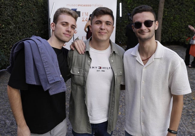 Los tres amigos, Álvaro, Guillermo y David visitan por primera vez el museo