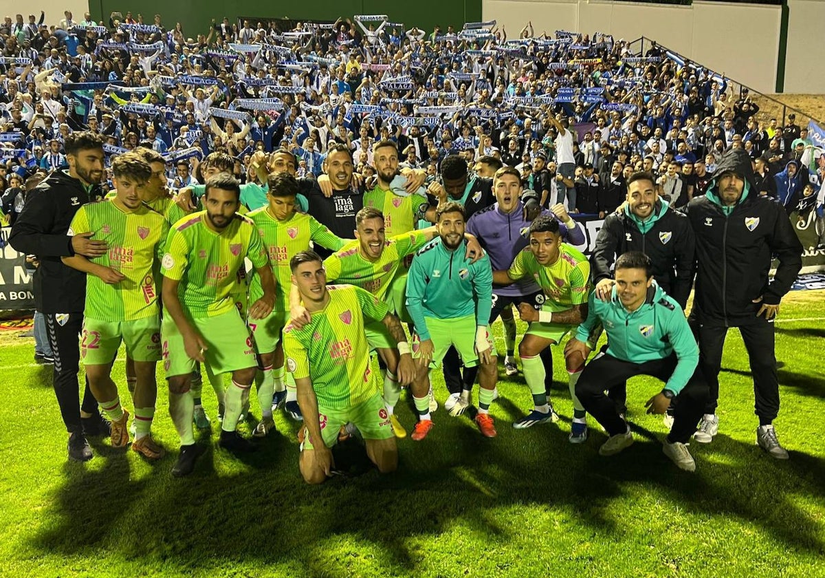 El Málaga celebra el triunfo con sus aficionados.