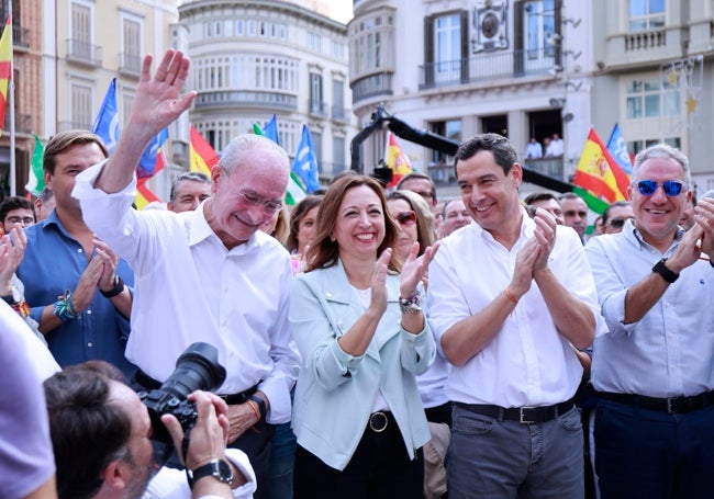 De la Torre saluda cuando corean su nombre junto a Navarro, Moreno y Bendodo.