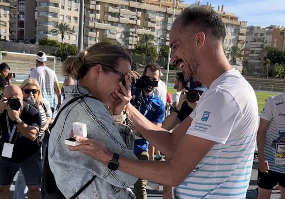 Olivia Schol y Roberto Barquilla, tras la pedida de mano.