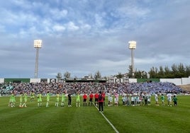 Los equipos del Antequera y el Málaga, a su salida al partido en El Maulí.