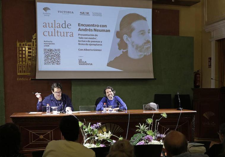 El codirector del Aula de Cultura, Alberto Gómez, junto al escritor Andrés Neuman, este lunes.