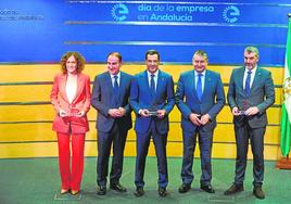 Nuria López, Javier González de Lara, Juanma Moreno, Antonio Sanz y Oskar Martín, en el acto de celebración ayer del Día de la Empresa.