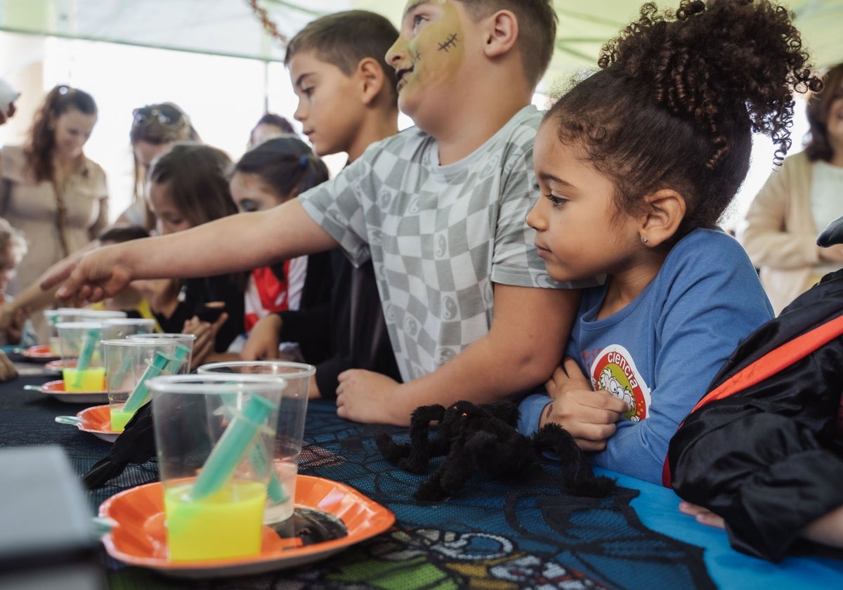 Niños participando en los talleres organizados en Puerto Marina.