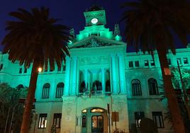 Imagen del Ayuntamiento de Málaga iluminado de verde en el marco de otra campaña.