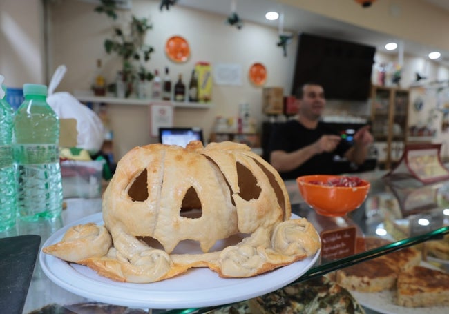 Calabaza decorativa en la entrada de Élite Café.