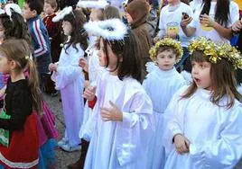 Niños vestidos de santos y ángeles en una fiesta de Holywins.