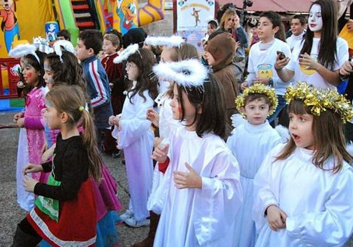 Niños vestidos de santos y ángeles en una fiesta de Holywins.