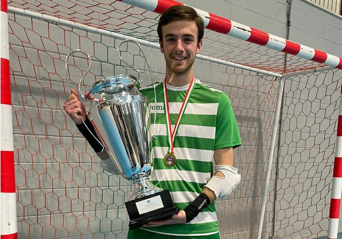 Juan Carlos Torres, con uno de los trofeos que ganó en Italia.