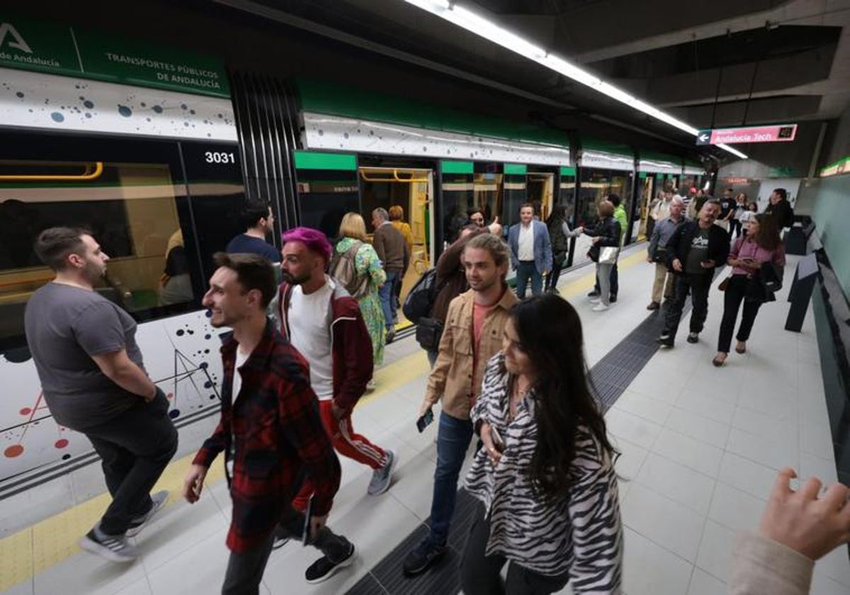 Viajeros del metro en la estación Atarazanas, en pleno Centro de Málaga.