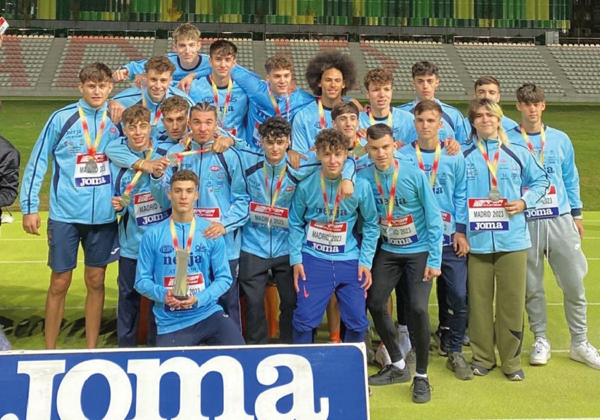 Integrantes del conjunto masculino del Trops-Cueva de Nerja de la categoría sub-20, al término de la competición, posando en el estadio madrileño.