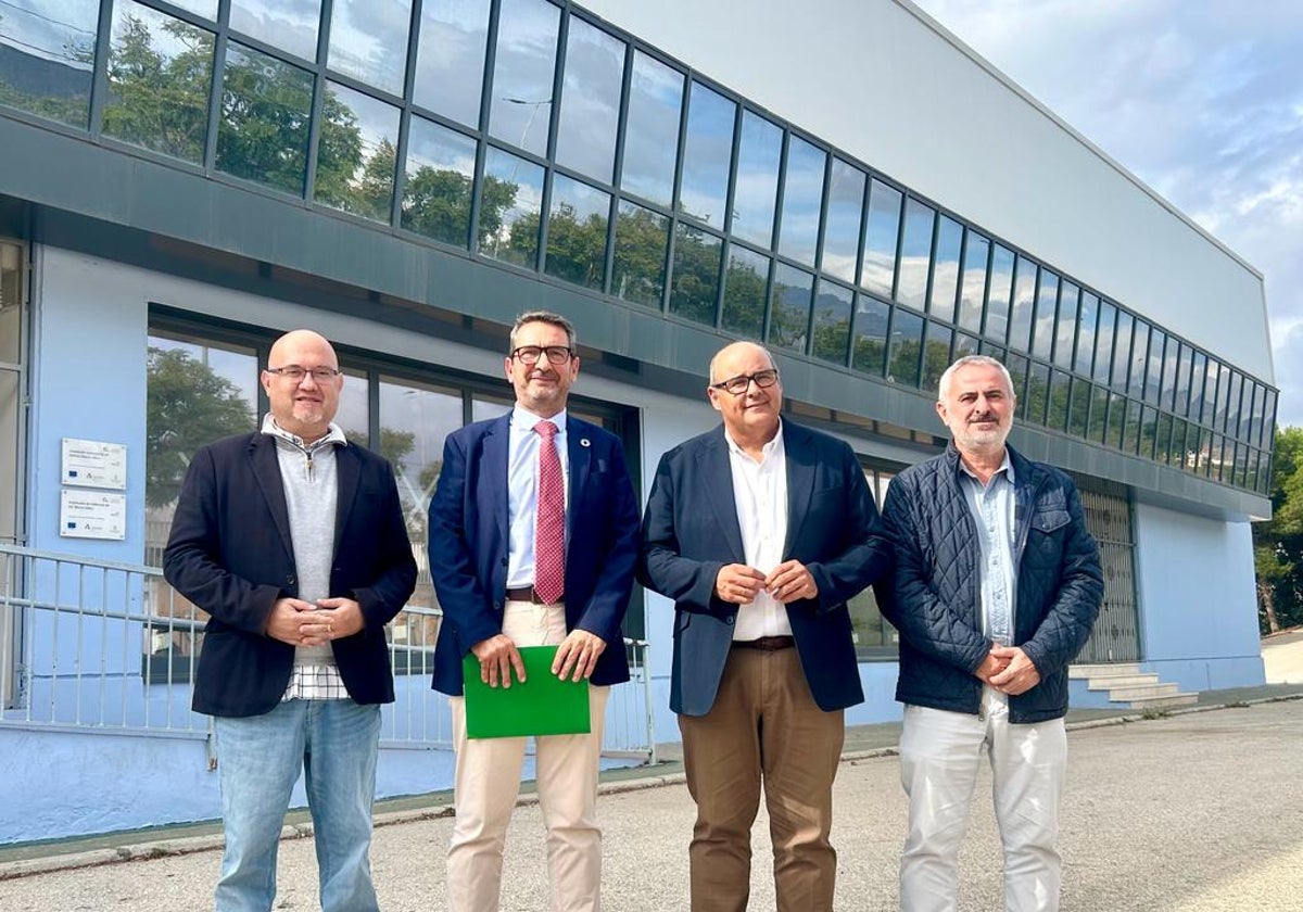 El delegado de Economía, Carlos García, este lunes con el alcalde y el primer teniente de Vélez-Málaga, en el Mercovélez.