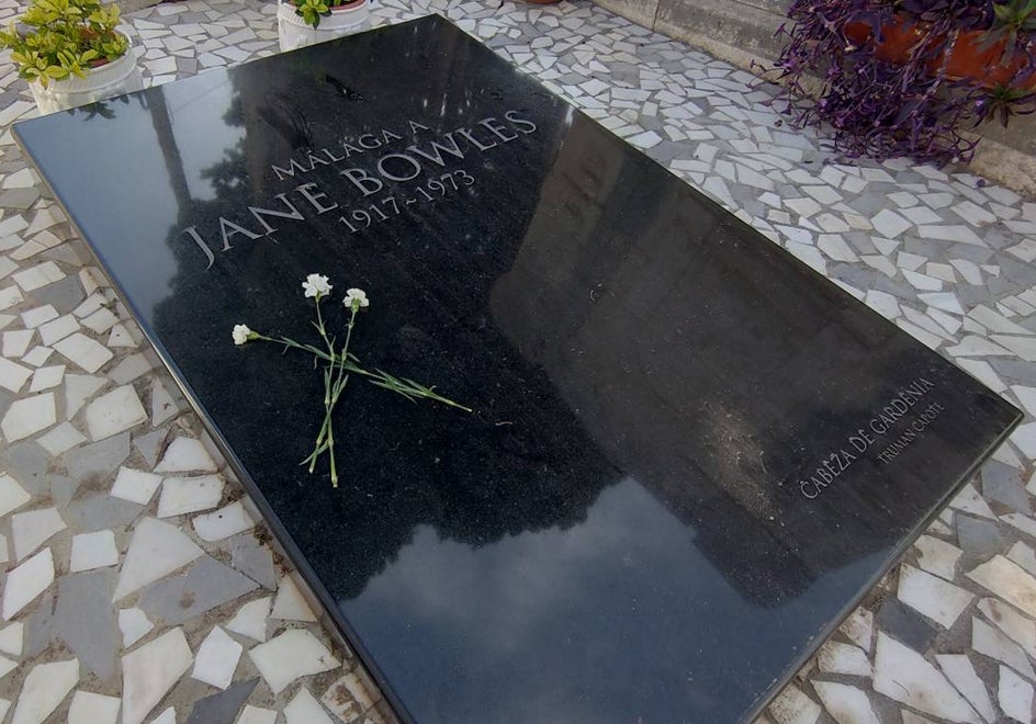 Unos claveles blancos reposan en la tumba de Jane Bowles, «cabeza de gardenia' para Truman Capote.