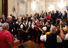 De la Torre, y la hija de Paco Maroto, Mariví Romero, con la panda Primera de Comares, que toca en el salón de plenos.