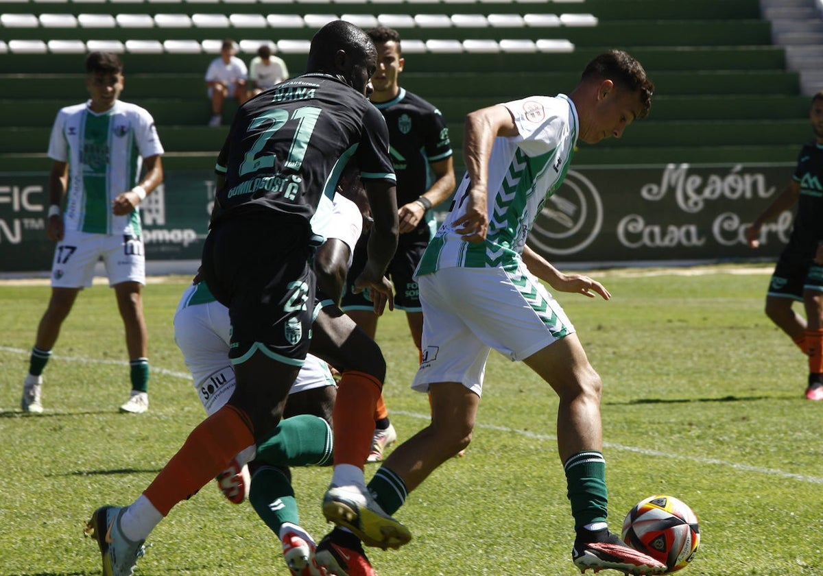 El canterano Topo conduce el balón en un partido del Antequera.