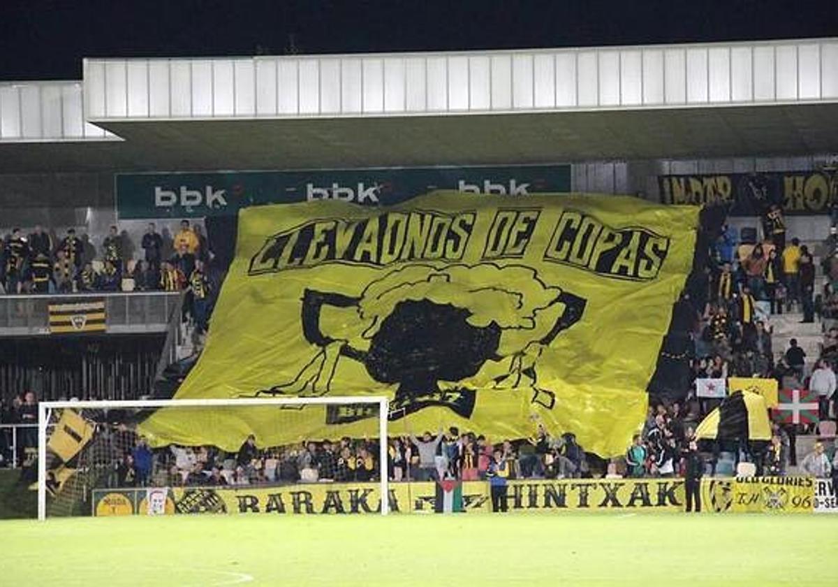 El tifo que desplegó la afición del Barakaldo en el último partido de Copa en su estadio.