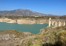 El embalse de La Viñuela está en mínimos históricos, al 7,7% de su capacidad.