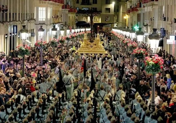 El Cristo de la Buena Muerte, acompañado por La Legión, el pasado Jueves Santo por calle Larios.