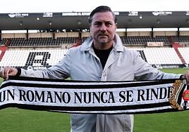 Manel Ruano posa como nuevo entrenador del Mérida, que milita en el grupo 2 de Primera RFEF.