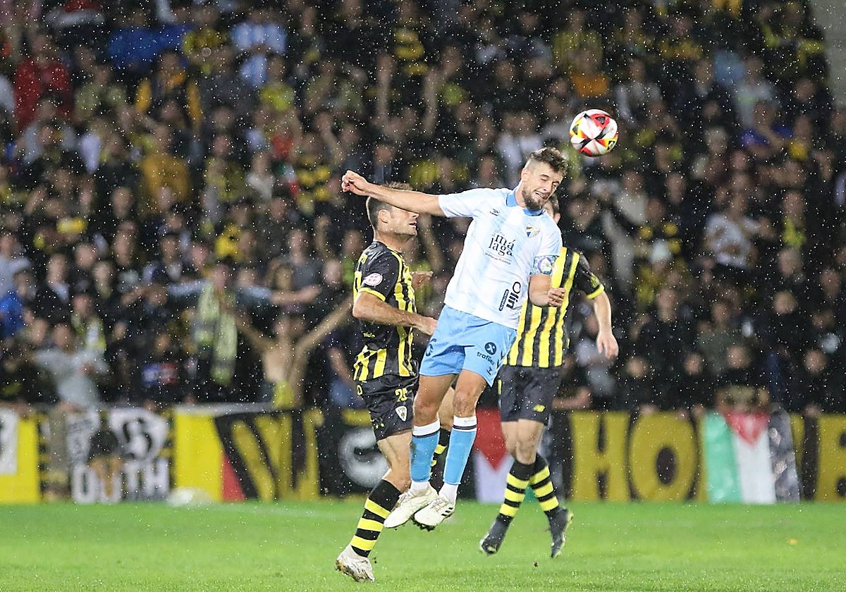 Un despeje de Genaro por alto en la lluviosa tarde de este miércoles en Lasesarre.