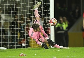 Carlos Lopez, en uno de los penaltis detenidos.