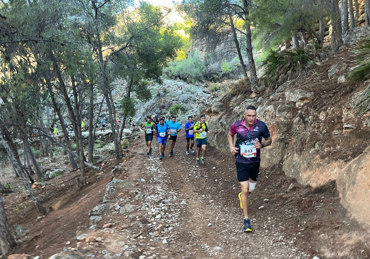 Imagen principal - Tres imágenes de la prueba disputada este miércoles festivo, con una jornada soleada.