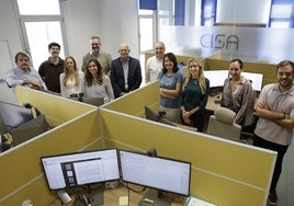 José Manuel García, Luis Ayuso, Félix Requena y José Ignacio Peláez, con parte del equipo del Centro de Investigación Social Aplicada.