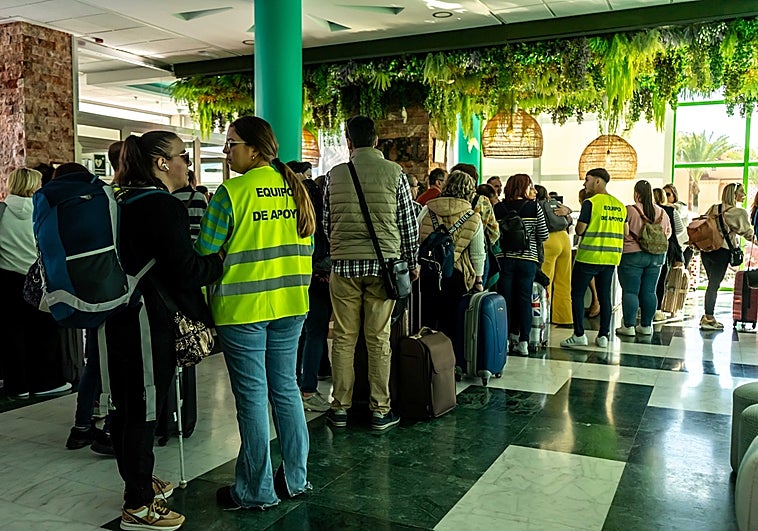 El equipo de apoyo ayuda a los participantes en las jornadas de convivencia a realizar el check-in.