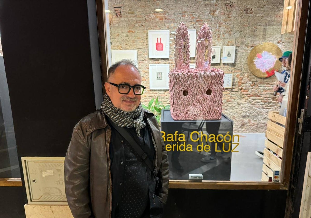 El autor de la exposición, Rafael Chacón, junto a su obra principal.