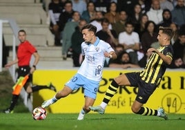 Larrubia controla el balón durante el Barakaldo-Málaga de la Copa.