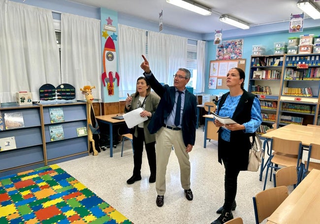 El alcalde rinconero, en su visita a uno de los colegios.