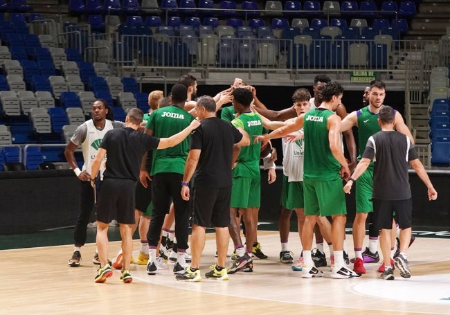 La piña de los jugadores del Unicaja antes del entrenamieto de este jueves.