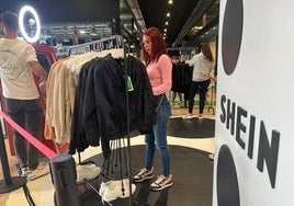 Una clienta compra en la 'pop-up store' de Shein en Málaga.