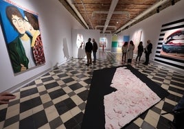 Vista de la sala con obras de Gala Knörr, Paloma de la Cruz y Ana Barriga.