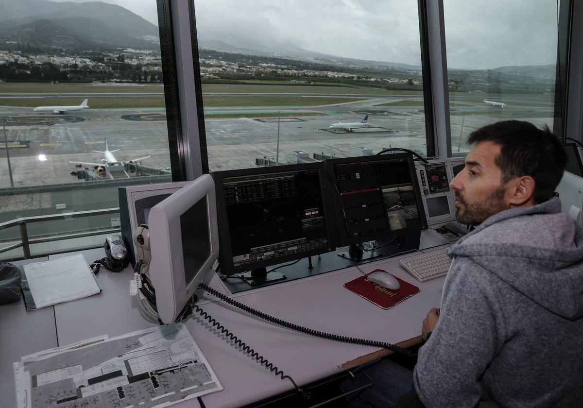 Un controlador en la torre del Aeropuerto de Málaga.