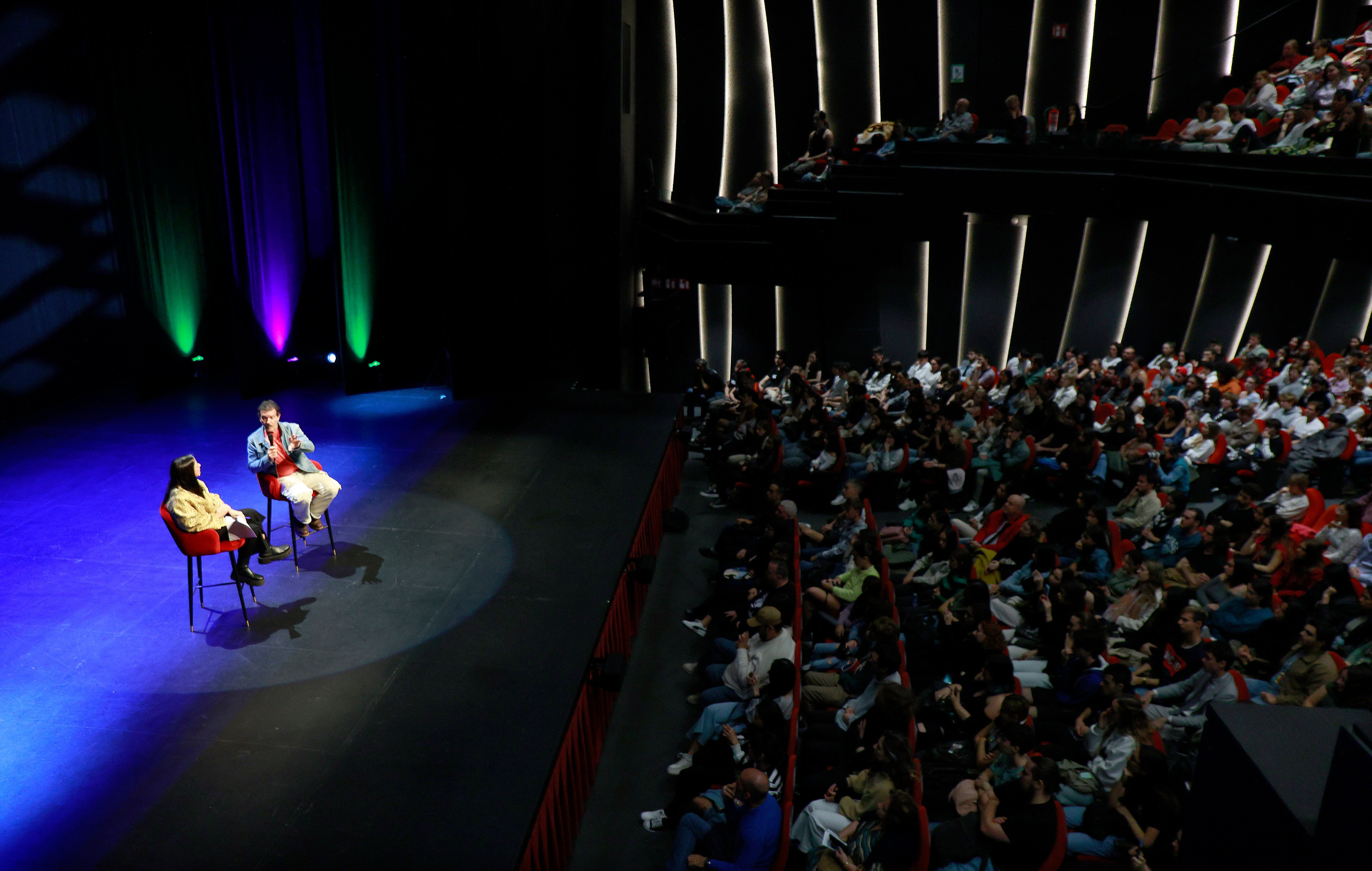 Antonio Banderas se encuentra con alumnos de artes escénicas en su teatro