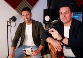 Emilio y Lolo, el pasado jueves, en su estudio de grabación y con un ejemplar del disco.