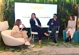 Patricia Rodríguez de Velasco, Joost Kruissen y Alejandra García, moderados por la responsable de contenidos de Turium, Marta de Orbe.