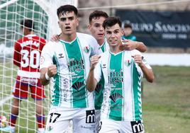 Ale García y Topo celebran con Luismi Redondo el quinto gol.