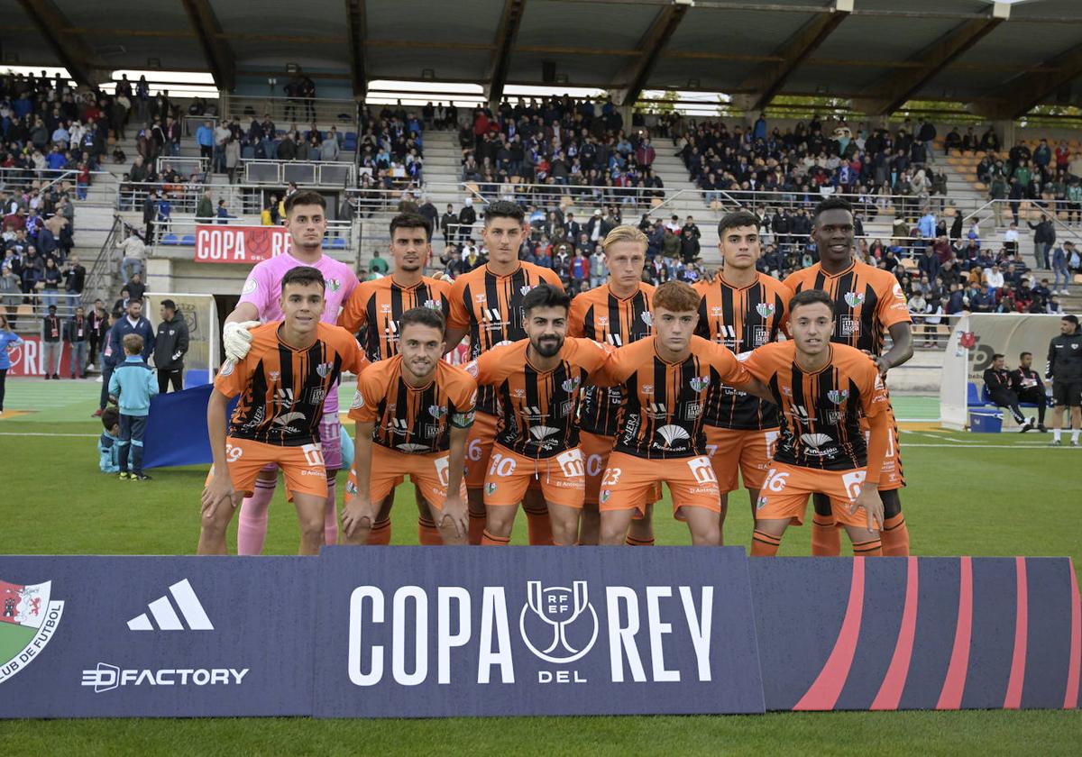 Once inicial del Antequera contra el Manchego el pasado miércoles con las gradas del estadio del conjunto de Ciudad Real al fondo.