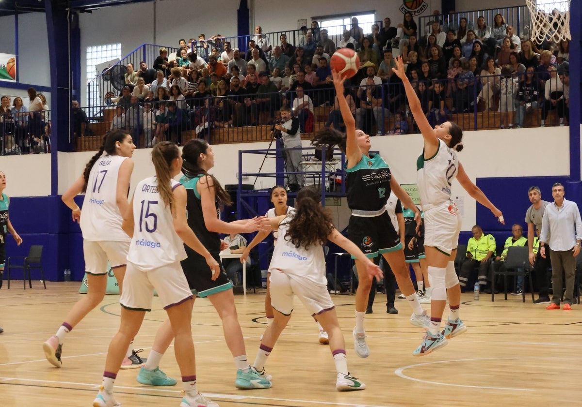 Imagen principal - El CAB Estepona se lleva el premio en el intenso reencuentro con el Unicaja Mijas