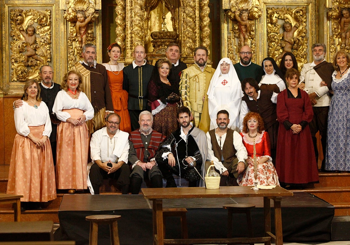 El grupo de actores antes de la función del martes