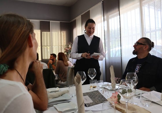 La estudiante Alicia Recio toma la comanda a unos clientes de la Hostelería Sierra Blanca.